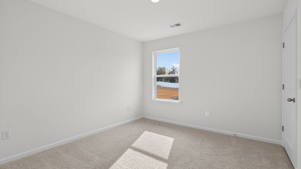 secondary bedroom with window and closet, carpeting