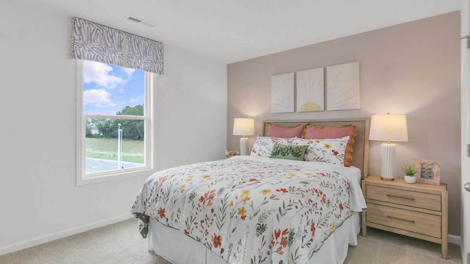 secondary bedroom with window and closet, carpeting