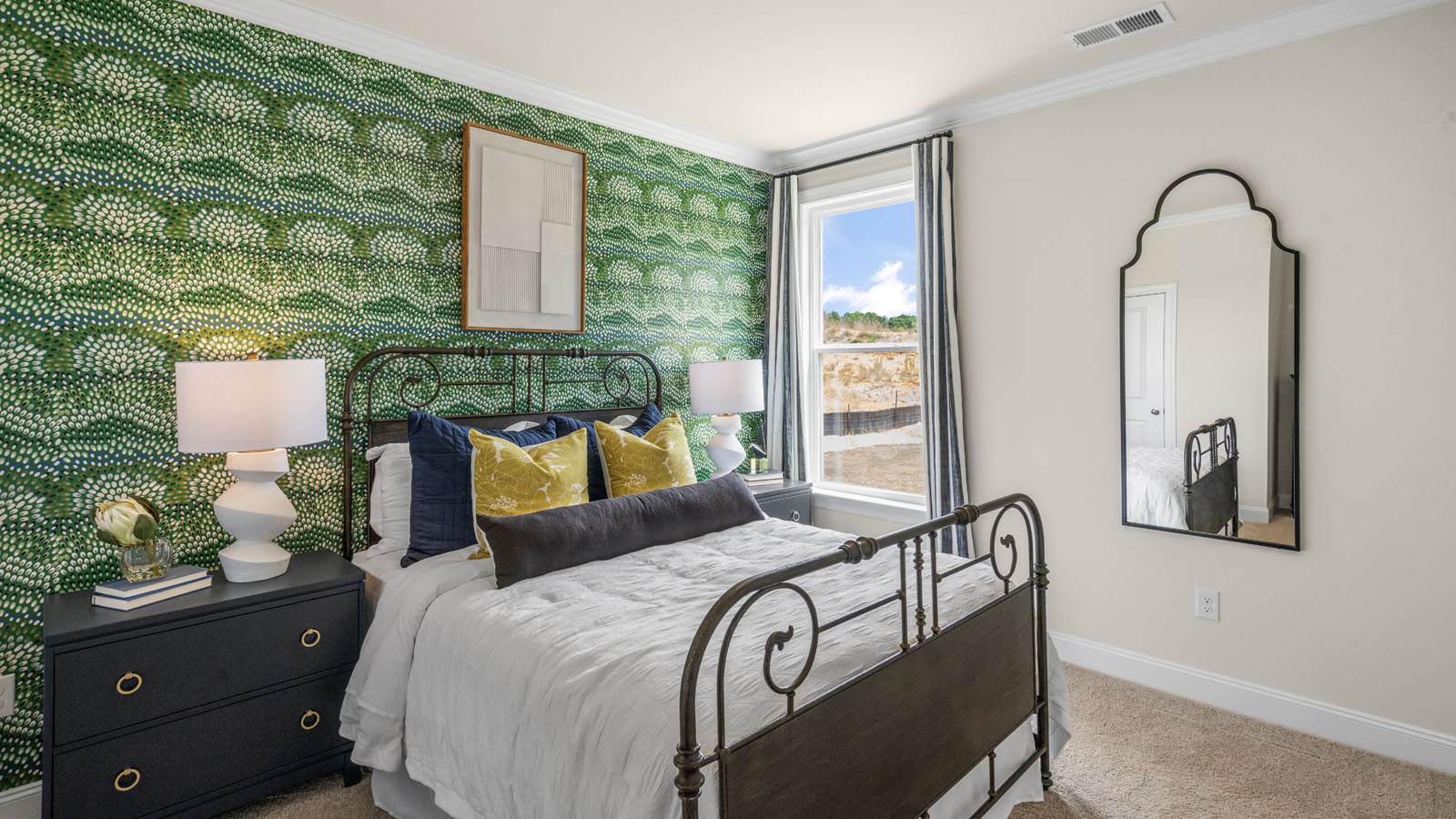 secondary bedroom with window and closet, carpeting