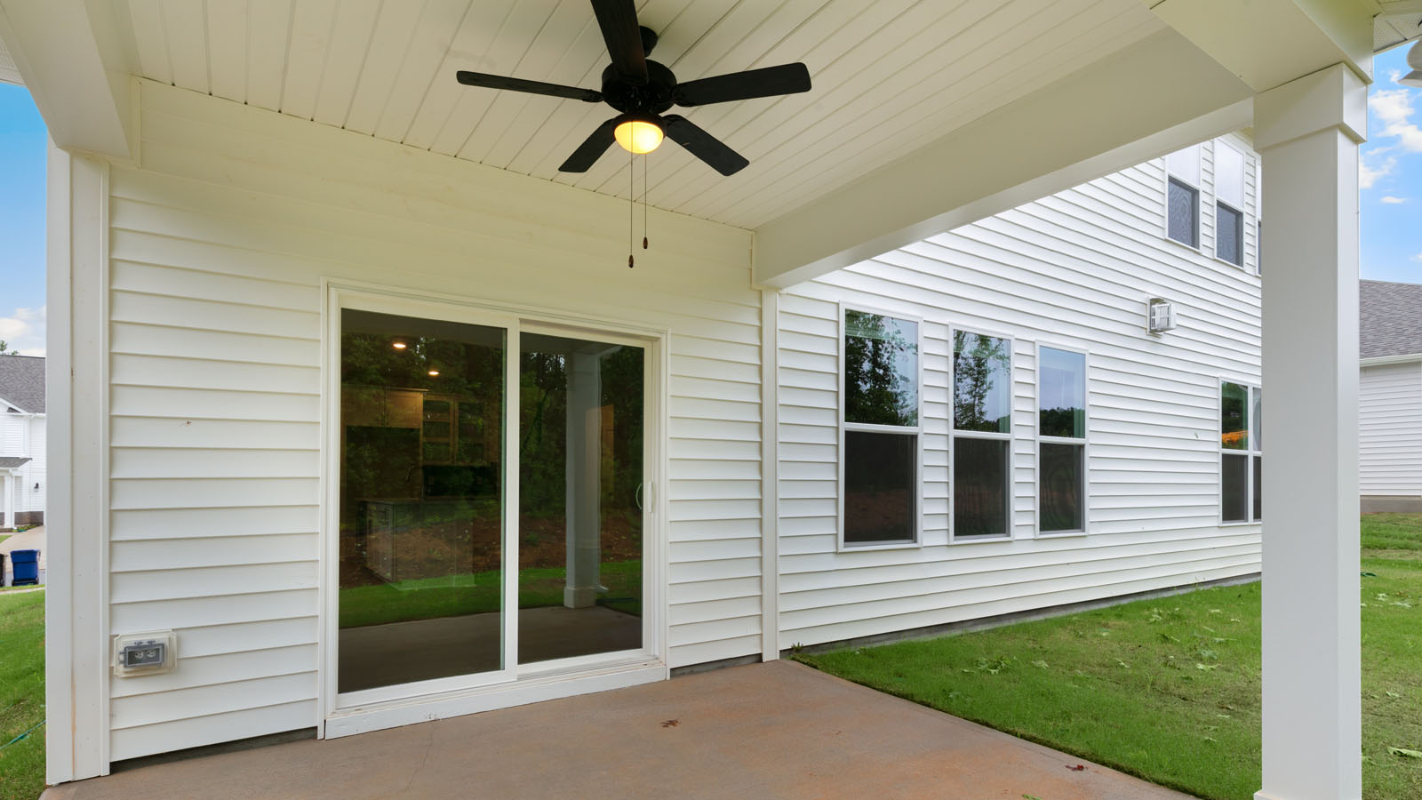 * Photos are not of actual home or interior features and are representative of floor plan only. *