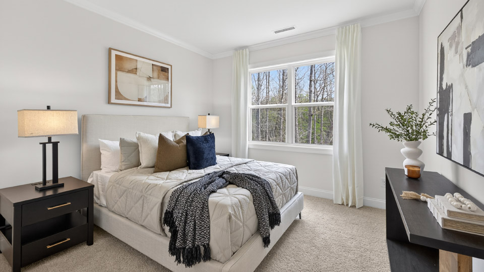 secondary bedroom with window and closet, carpeting
