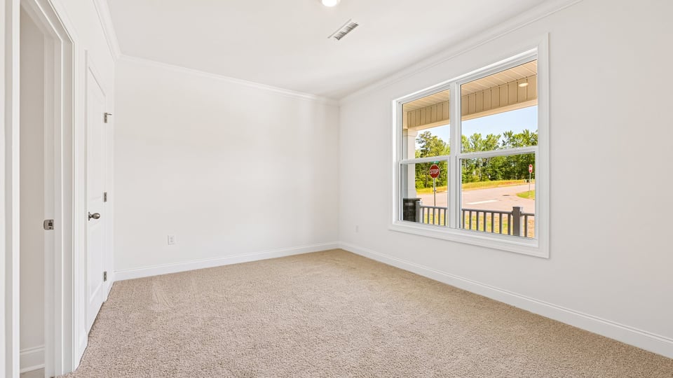 secondary bedroom with window and closet, carpeting