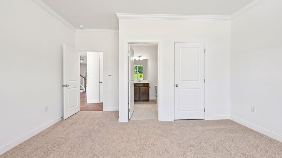 secondary bedroom with window and closet, carpeting