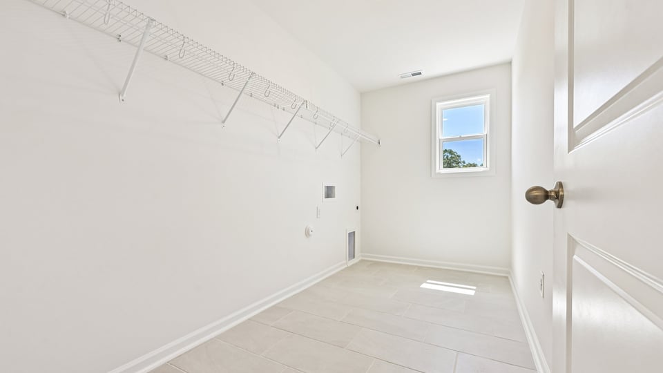 walk in closet with wire shelving