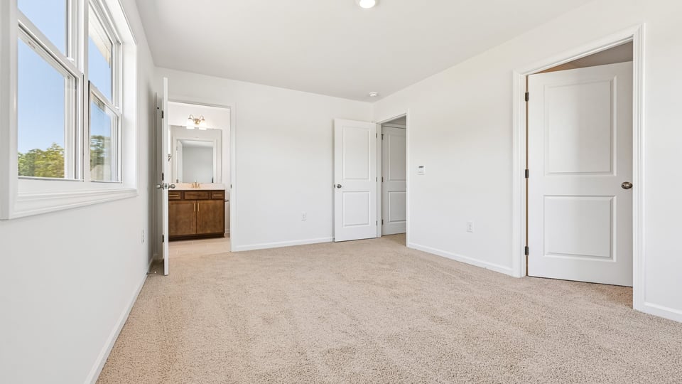 additional bedroom with window, carpeting, closet