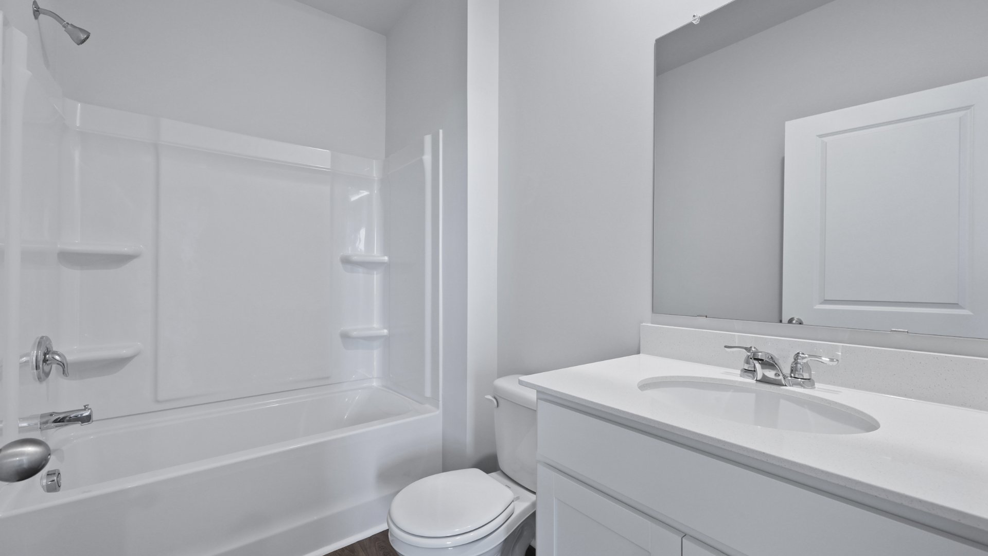 Guest bathroom with a tub for added conveniance