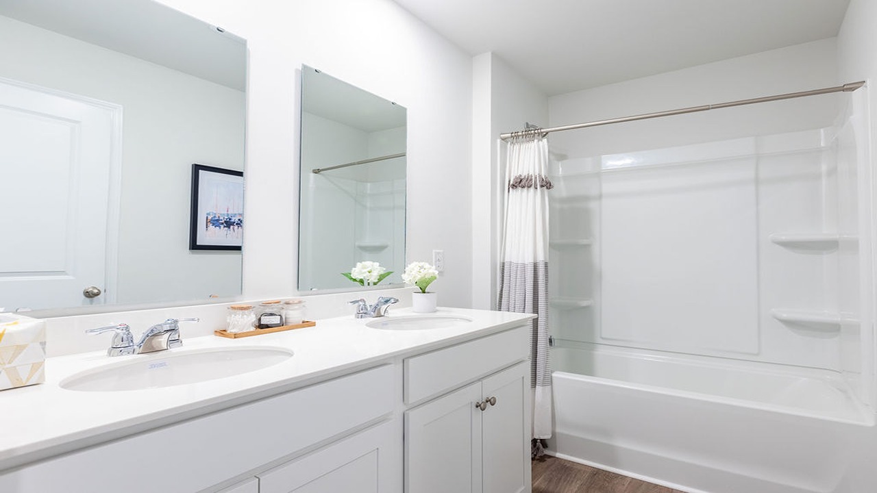Guest bathroom with tub for conveniance