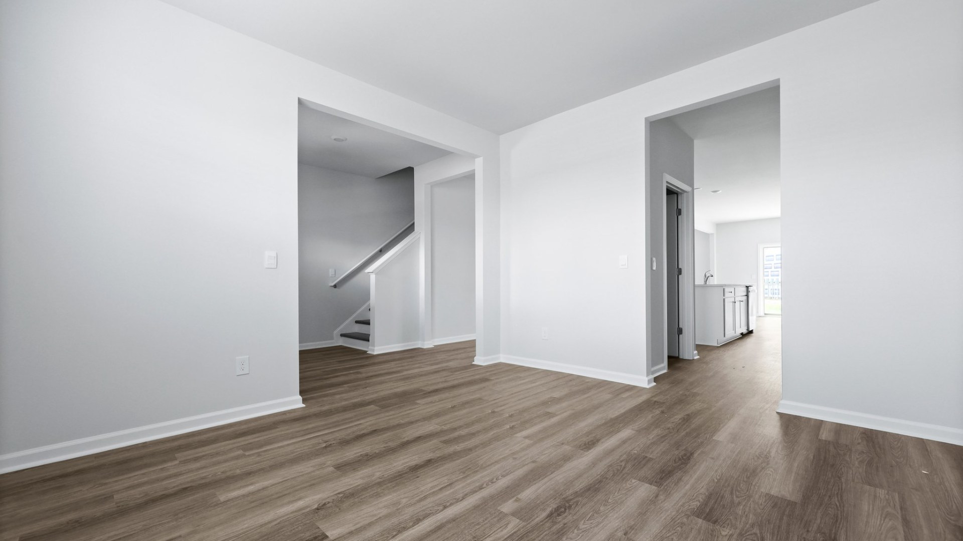 Walkthrough that connects kitchen with dining room