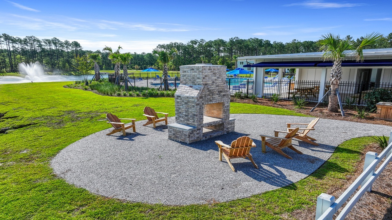 Community near West Ashley with amenities