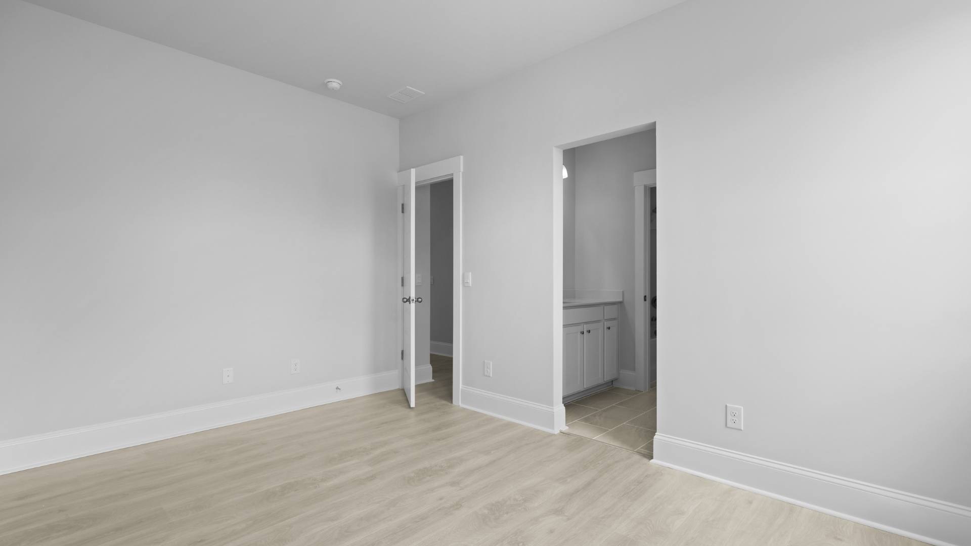 Guest bedroom with jack and jill bathroom