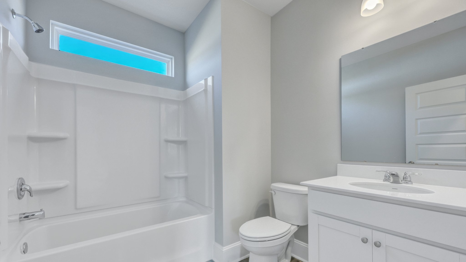 Large guest bathroom with tub