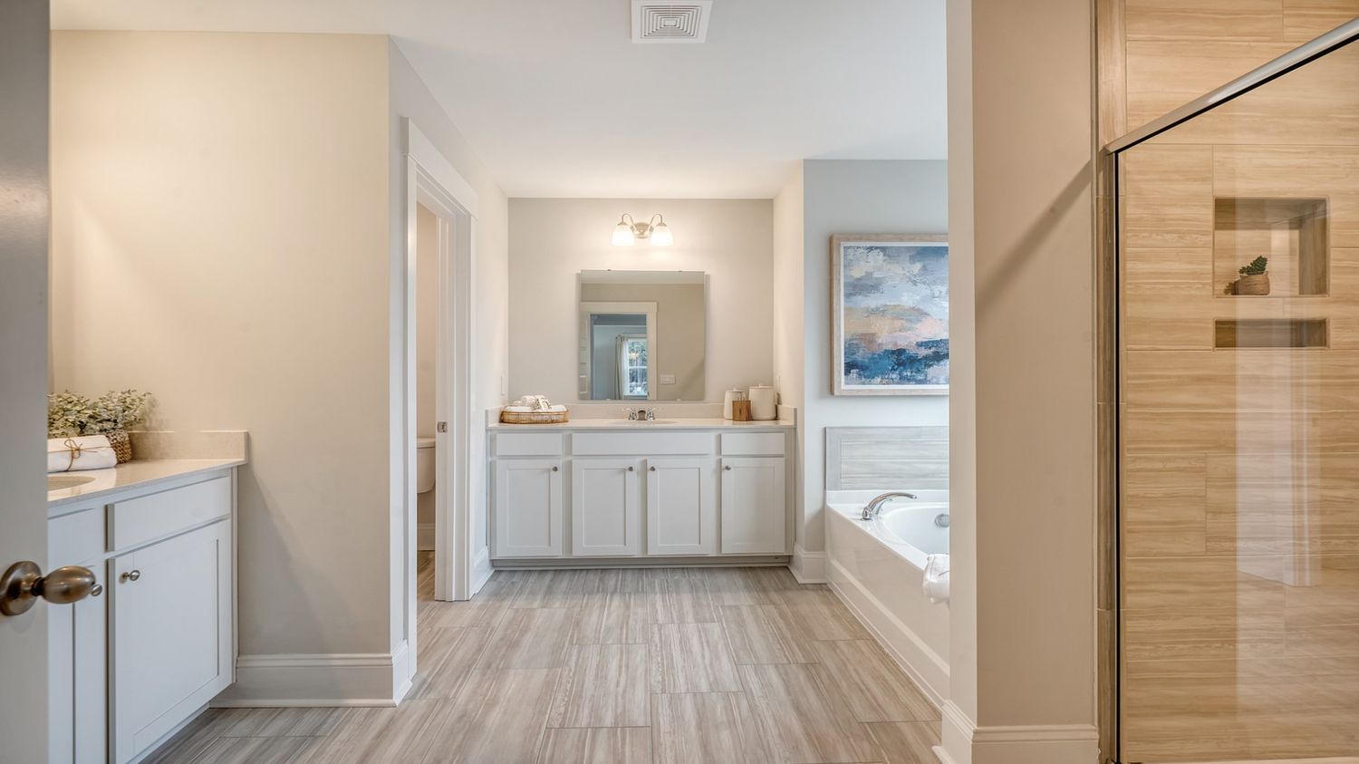 en suite with tub