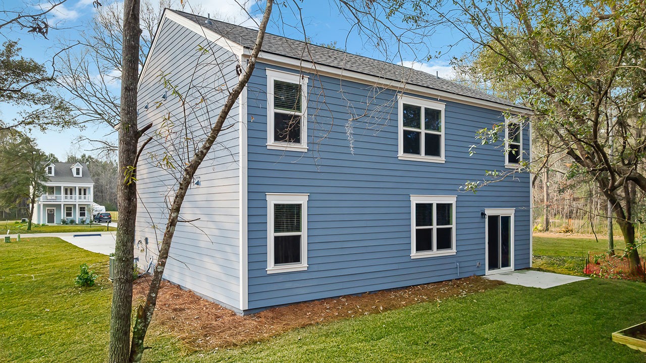 Home in Yemassee situated on a large corner lotq