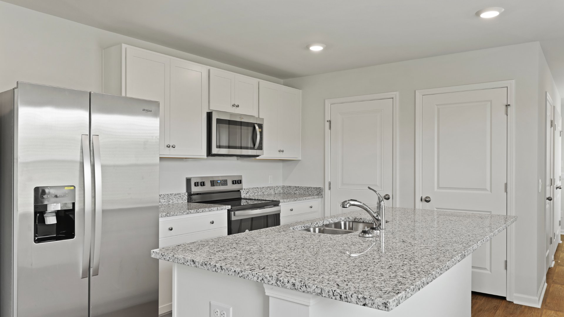 Open concept kitxchen with a center island