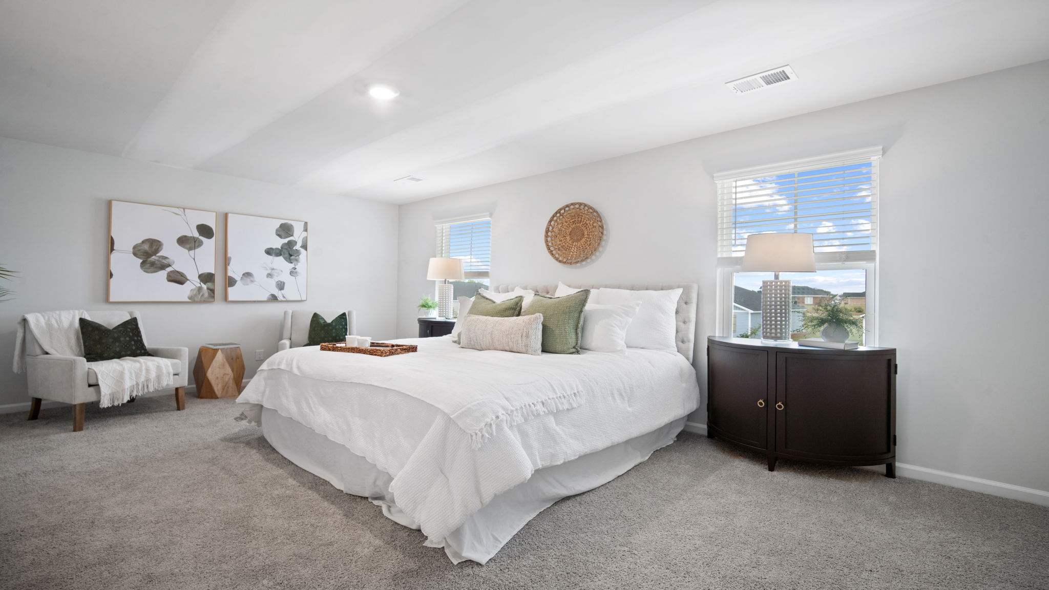 LARGE PRIMARY BEDROOM