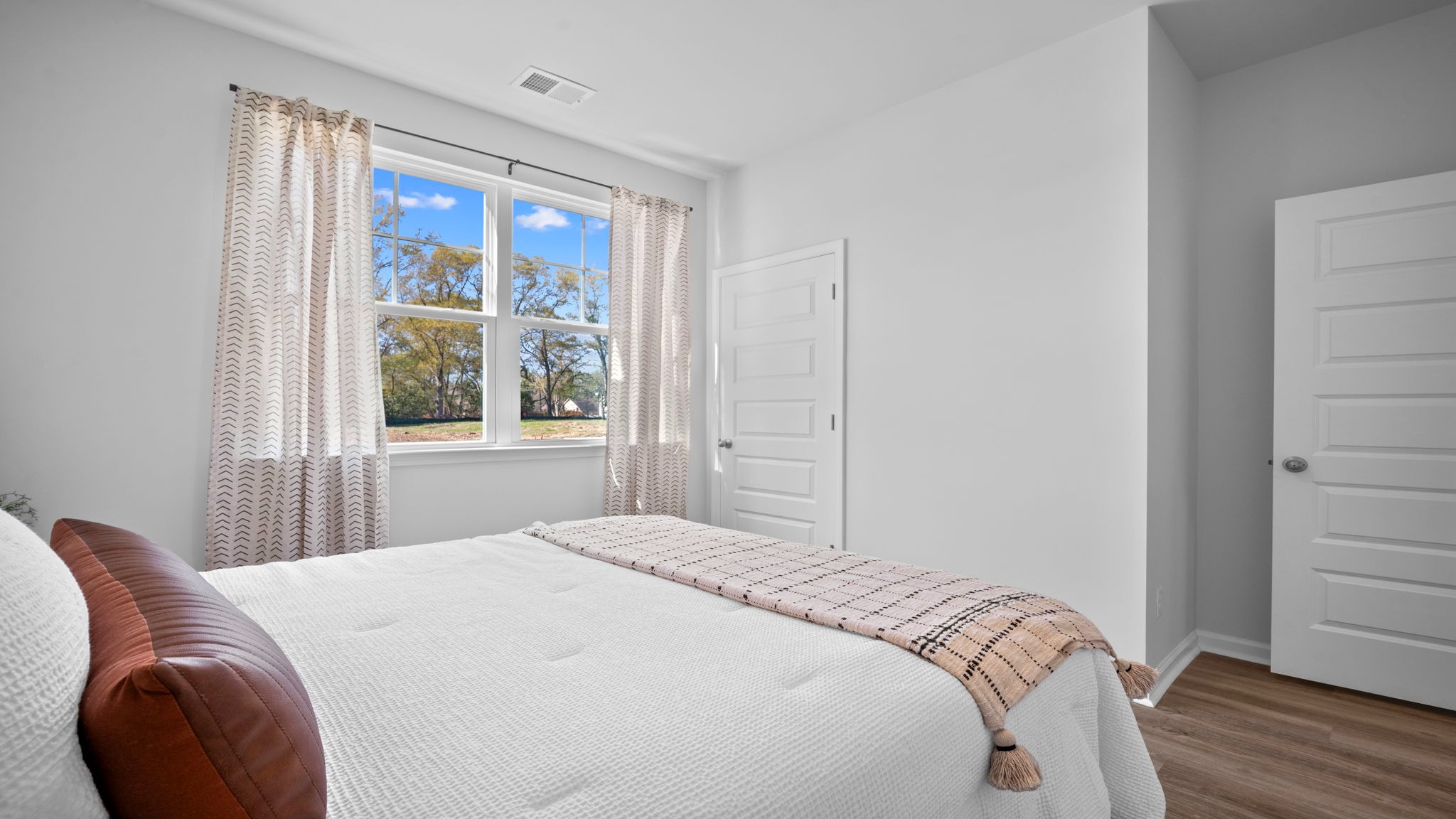 Versatile secondary bedroom ideal for guests, children, or a home office with modern finishes throughout.