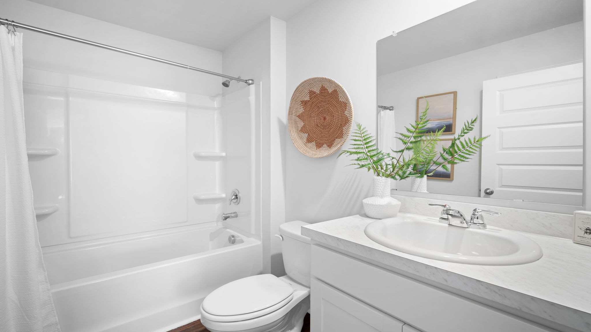 Guest bathroom with a tub shower