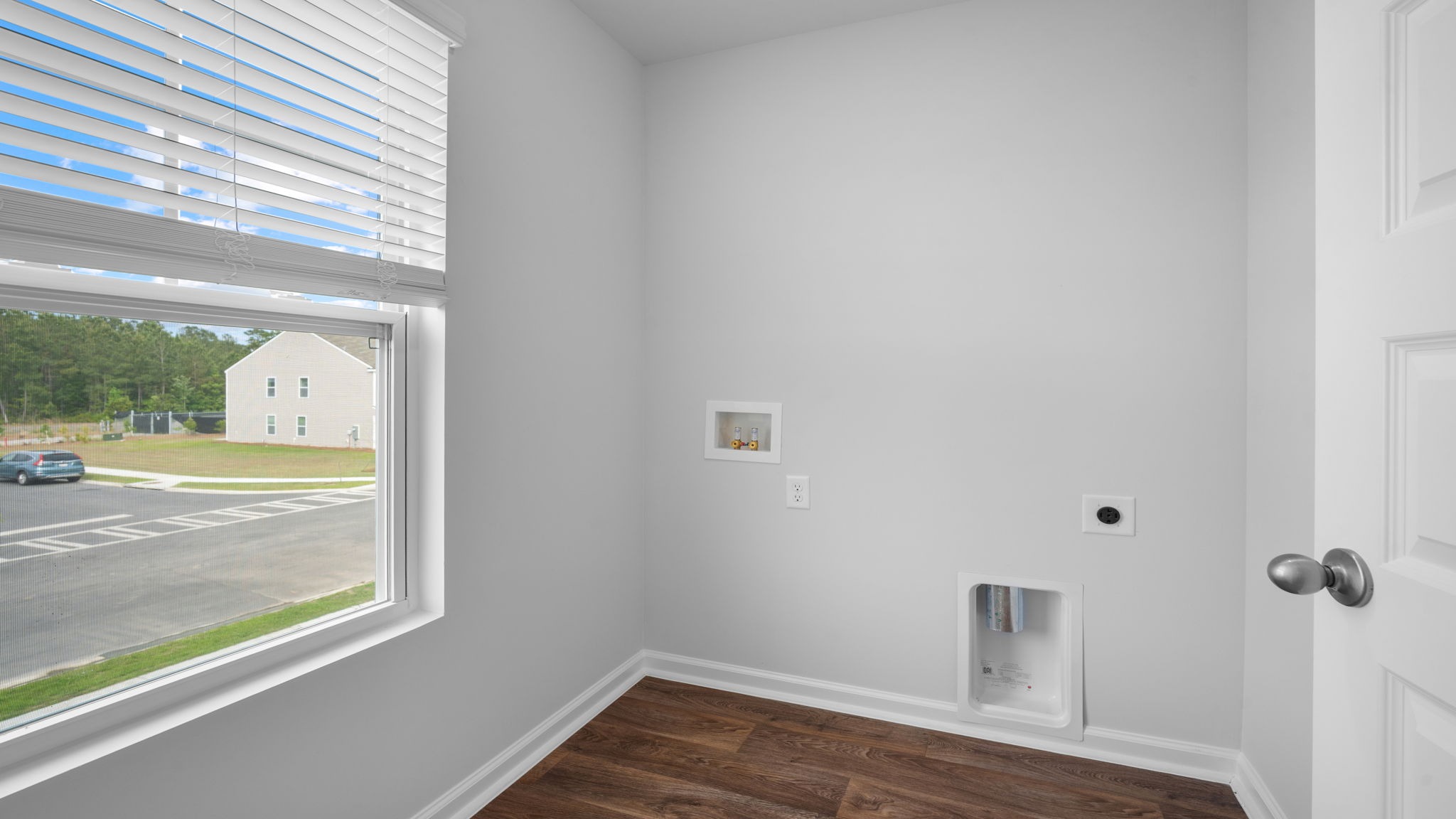 BRIGHT LAUNDRY ROOM