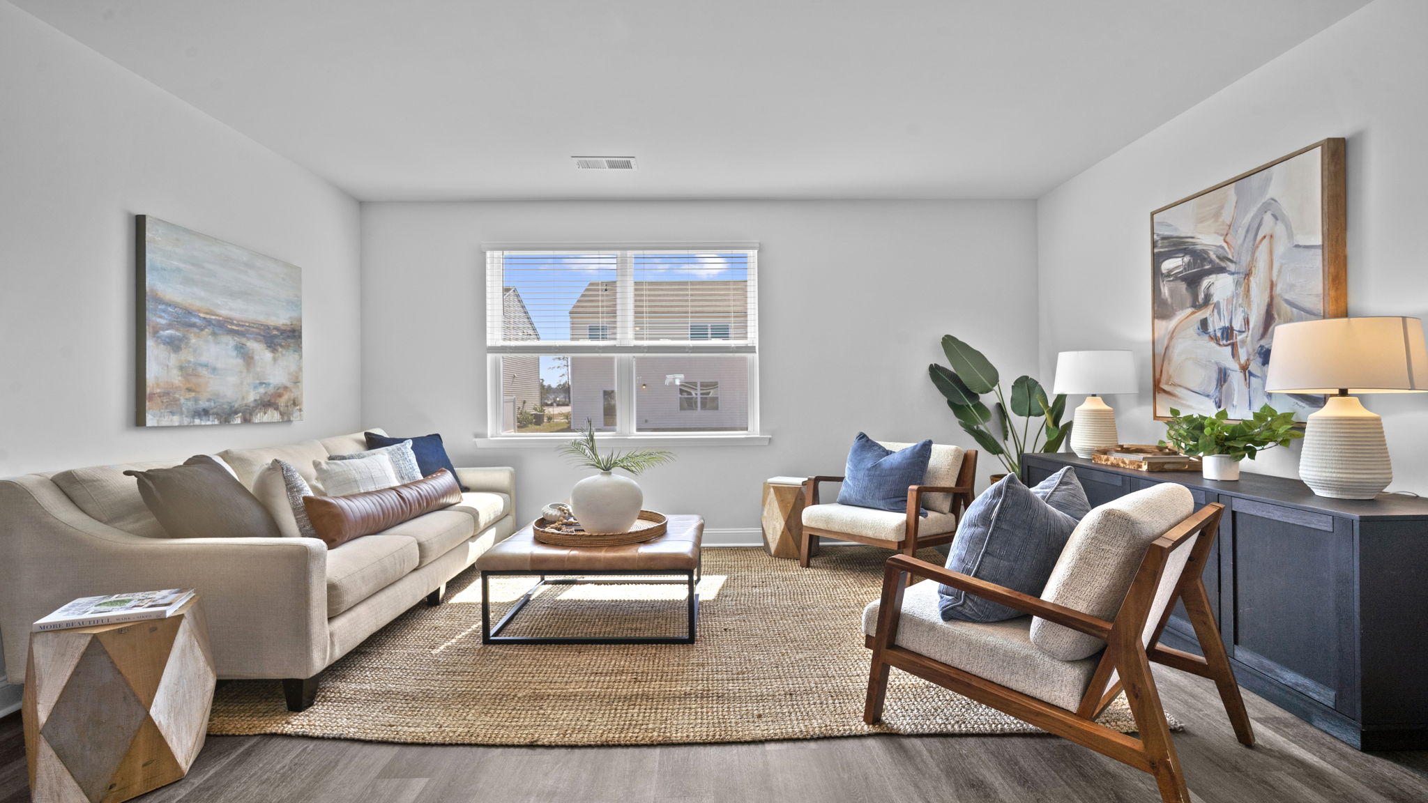 Livingroom decorated with a couch, chairs and tables