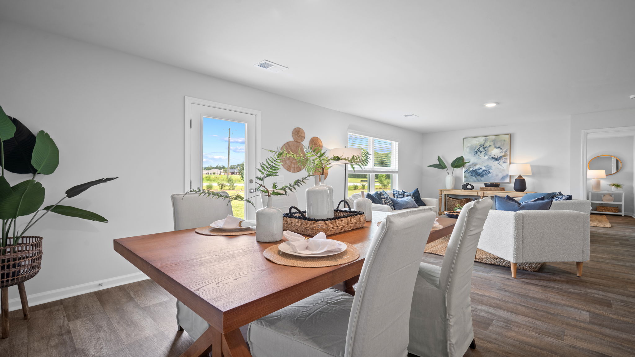 Diing area with a table and chairs