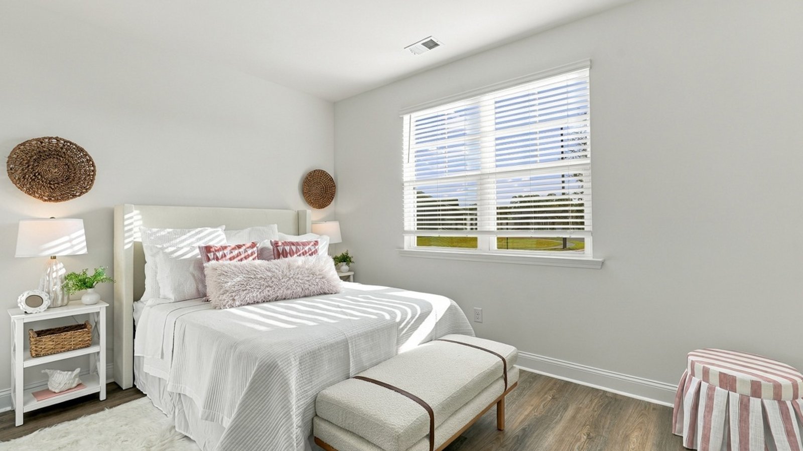 Secondary bedroom with natural light and flexible space for guests, family members, or a home office.