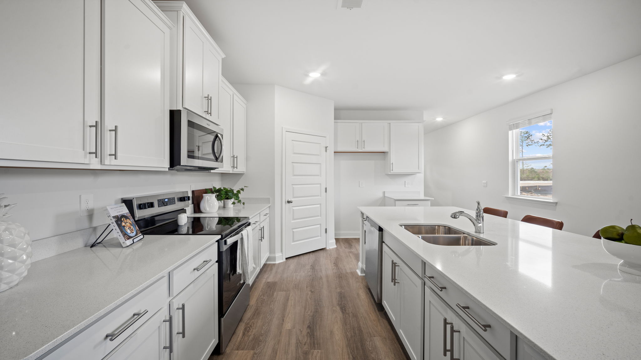 Kitchen with an oven range and stainless dishwasher