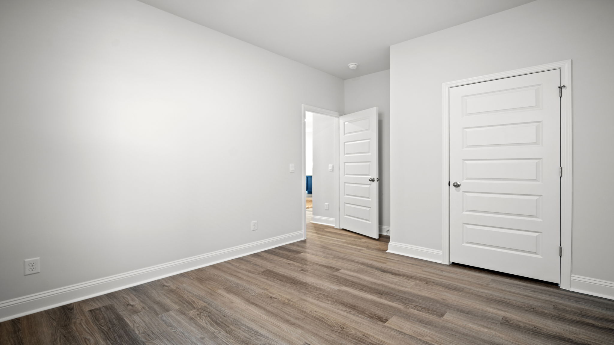 Comfortable secondary bedroom ideal for visitors, family members, or a home office.