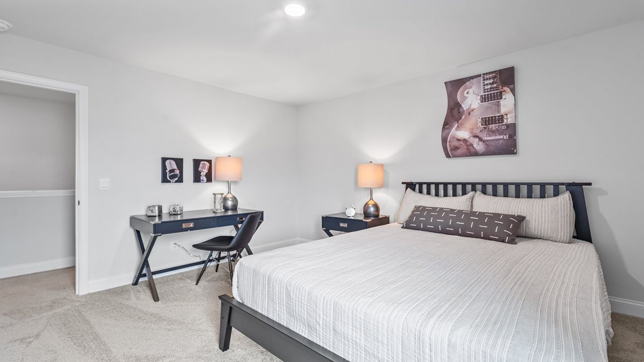 Comfortable secondary bedroom ideal for visitors, children, or a home office.