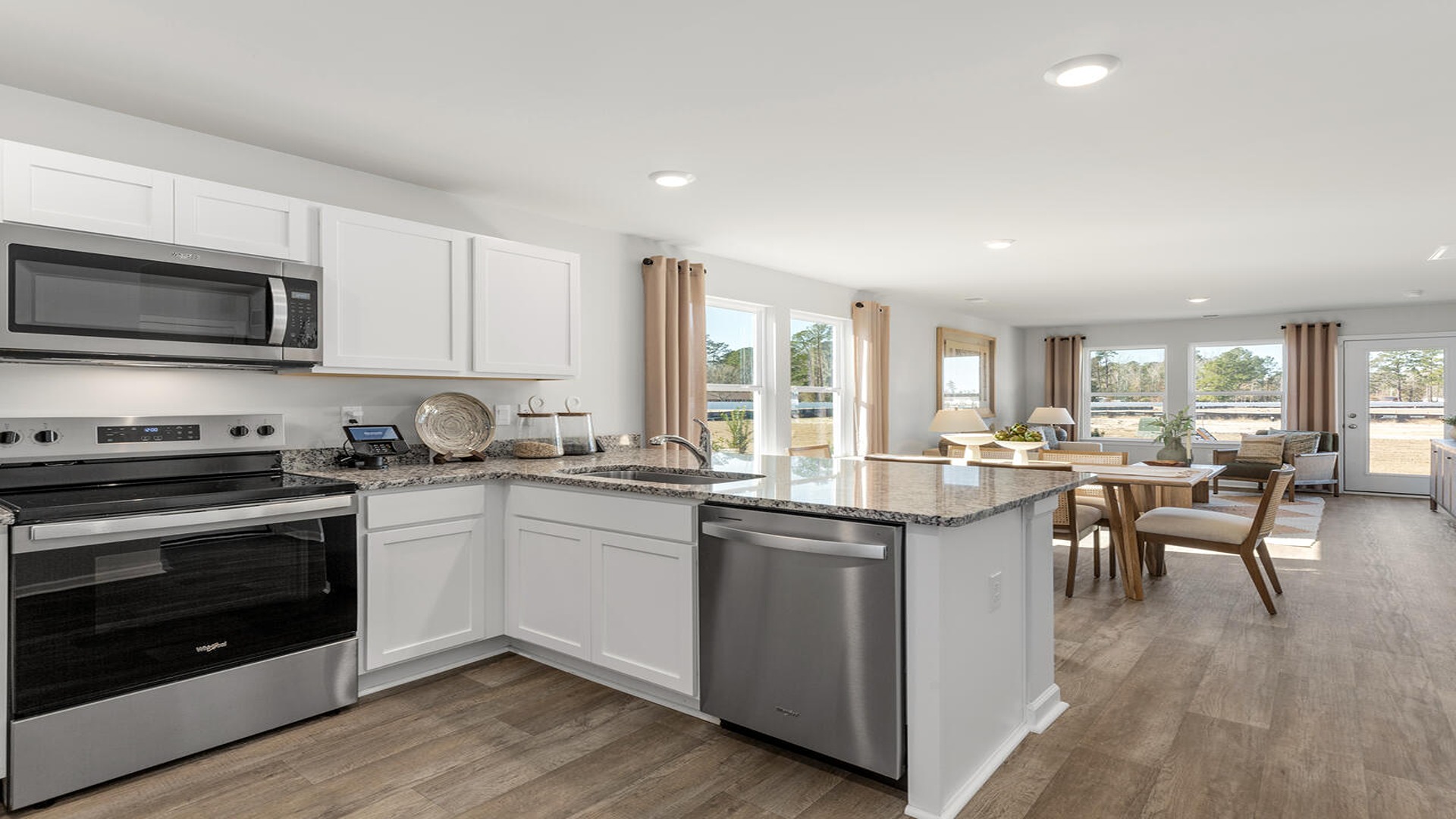 Kitchen with an oven range and a stainless dishwaher