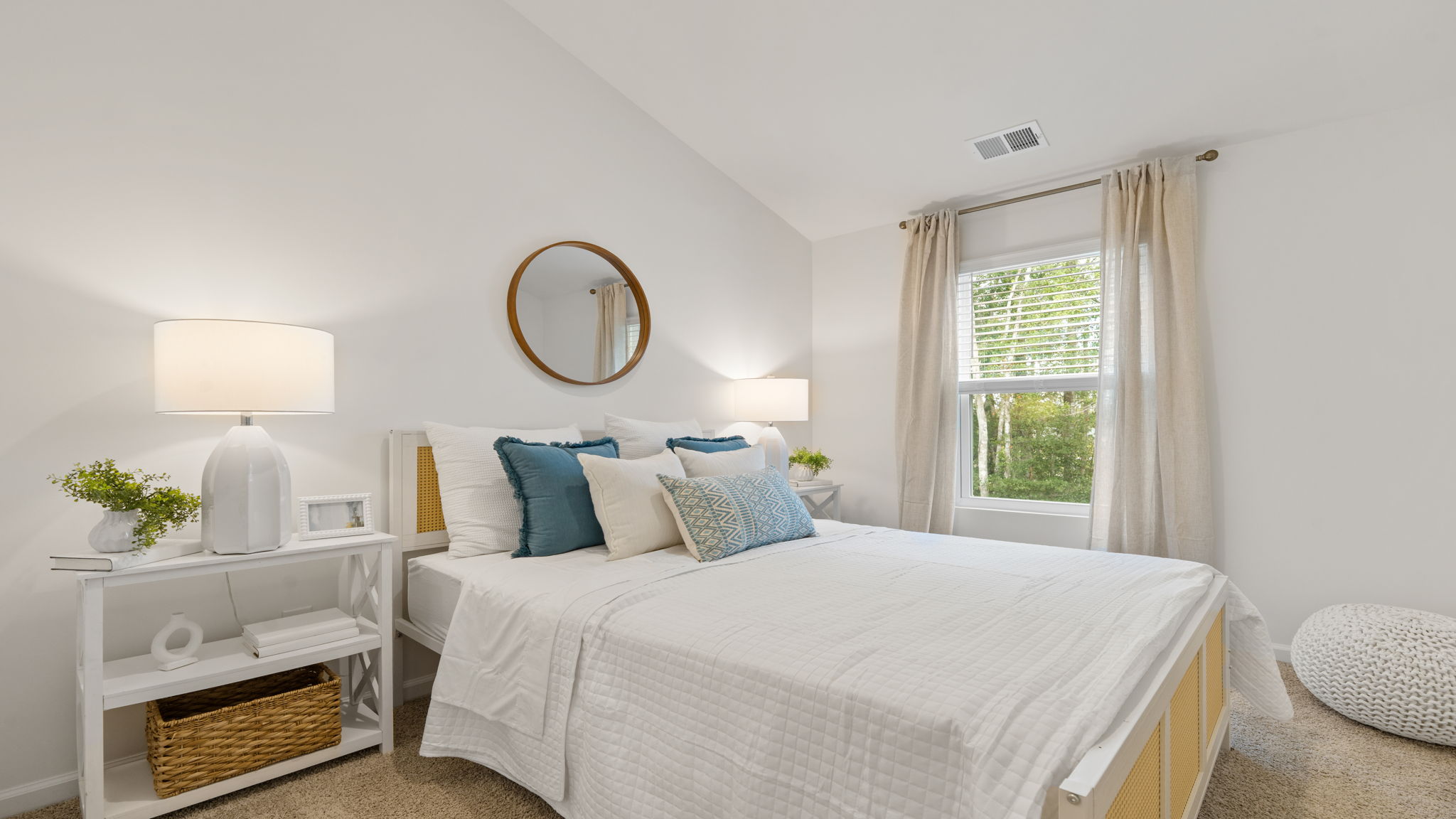 Secondary bedroom with versatile space for guests or family