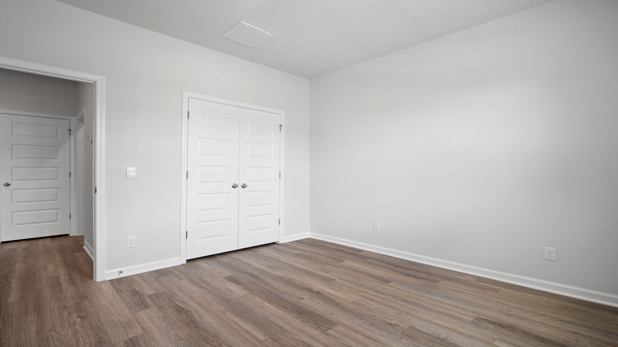 Comfortable secondary bedroom ideal for visitors, children, or home office use.