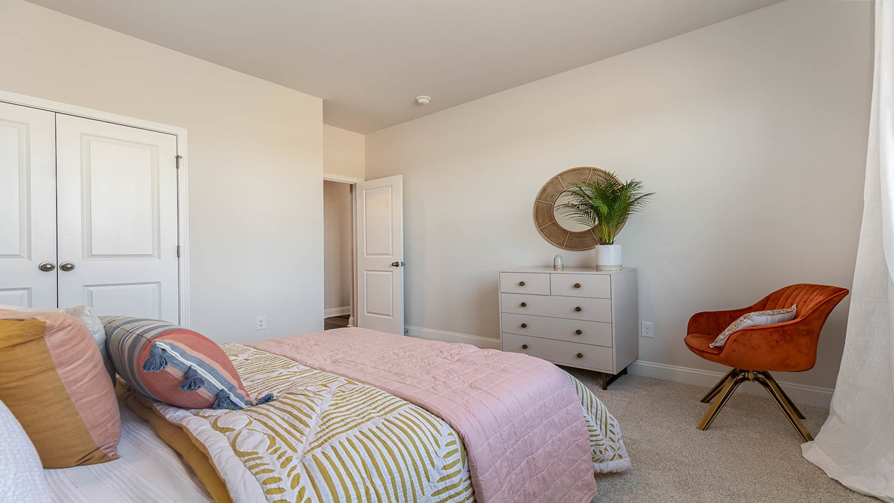 bedroom with carpet flooring