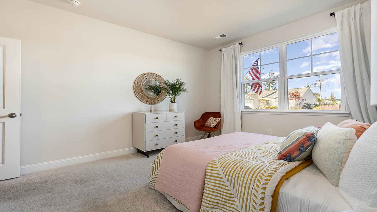 bedroom with carpet flooring
