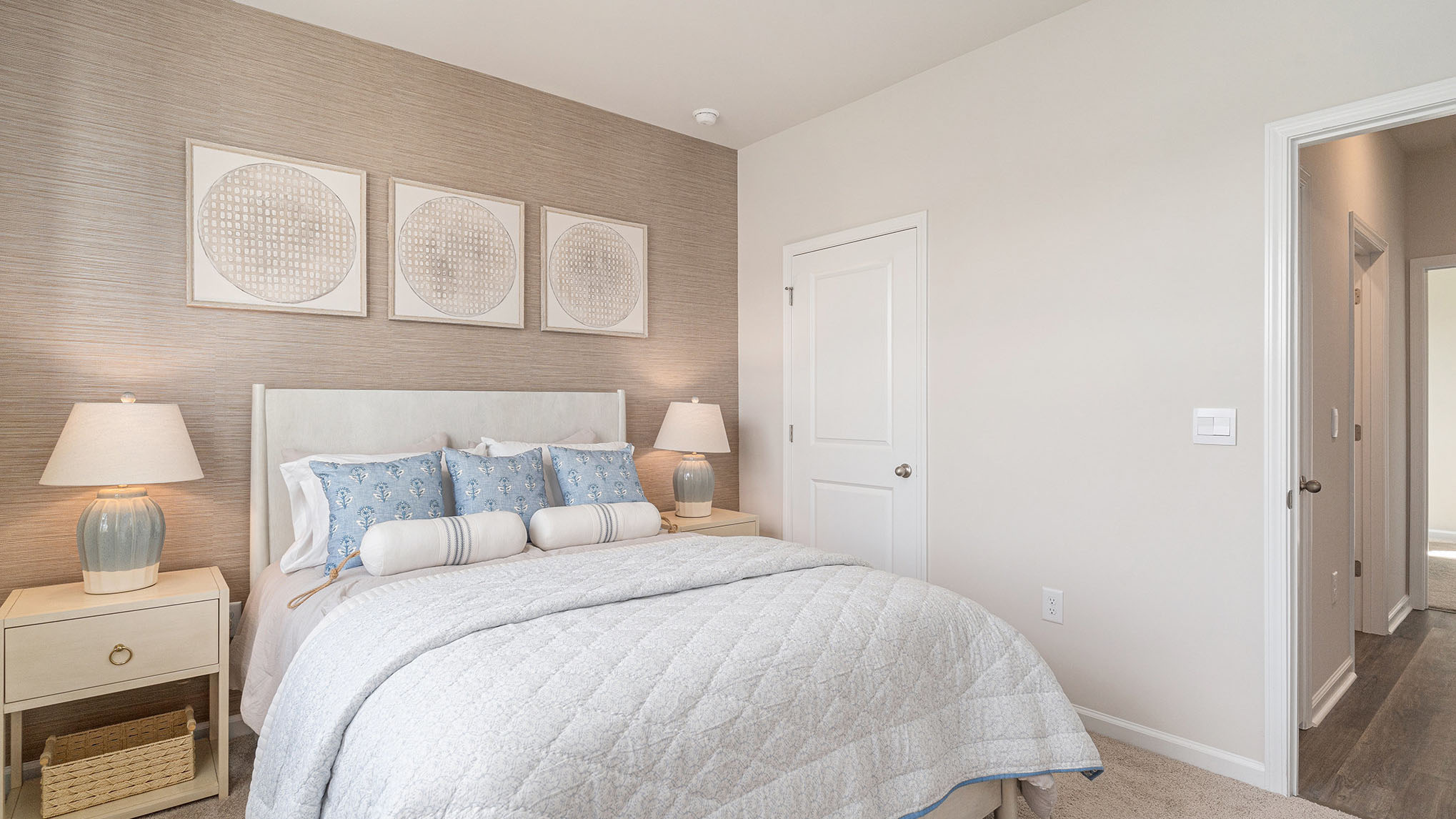 bedroom with carpet flooring
