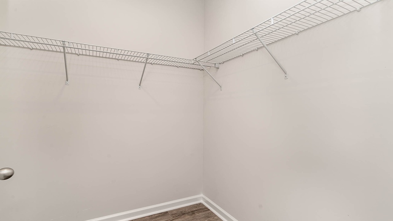 walk in closet with wire shelving