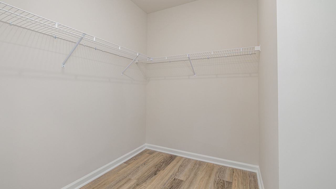 walk in closet with wire shelving