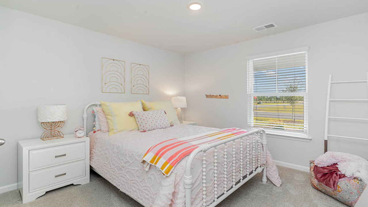 bedroom with carpet flooring