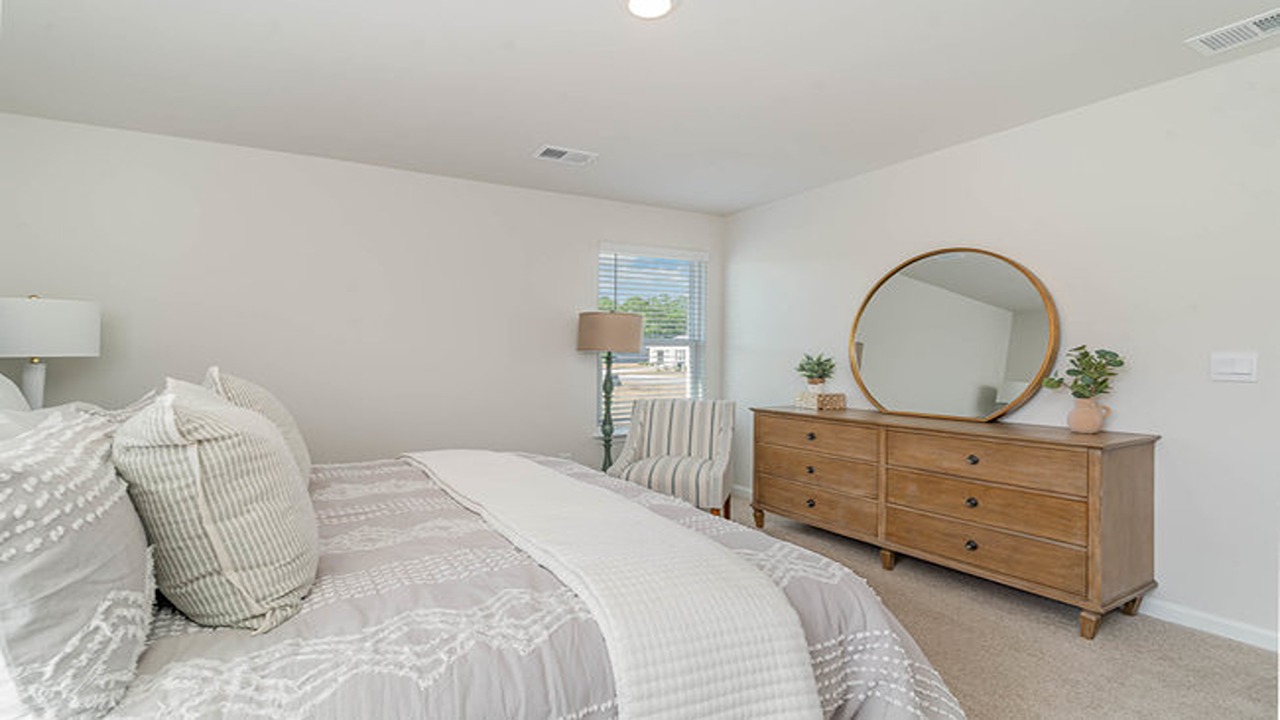bedroom with carpet flooring