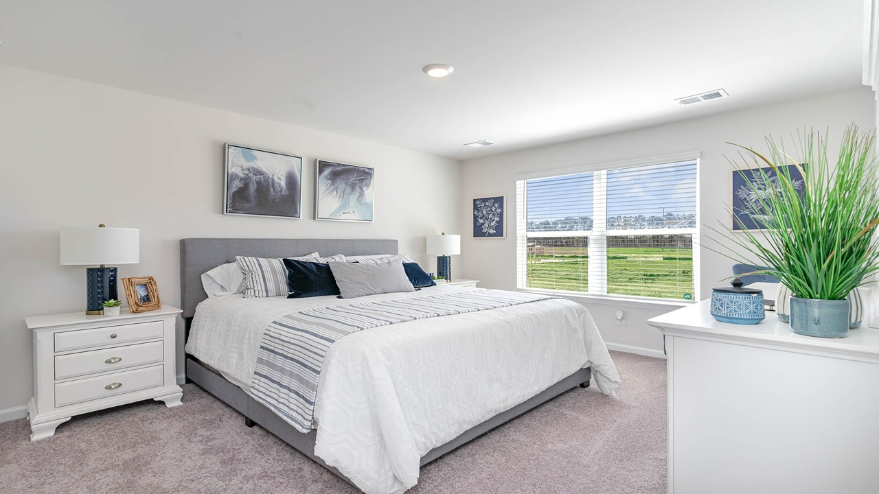 bedroom with carpet flooring
