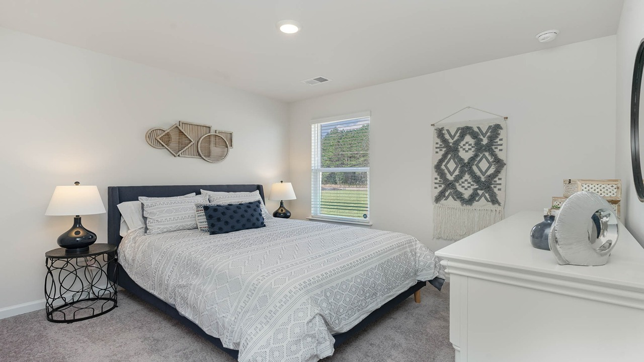 bedroom with carpet flooring