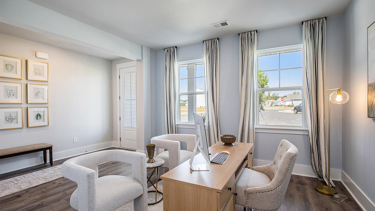 Harbor Oak dining area