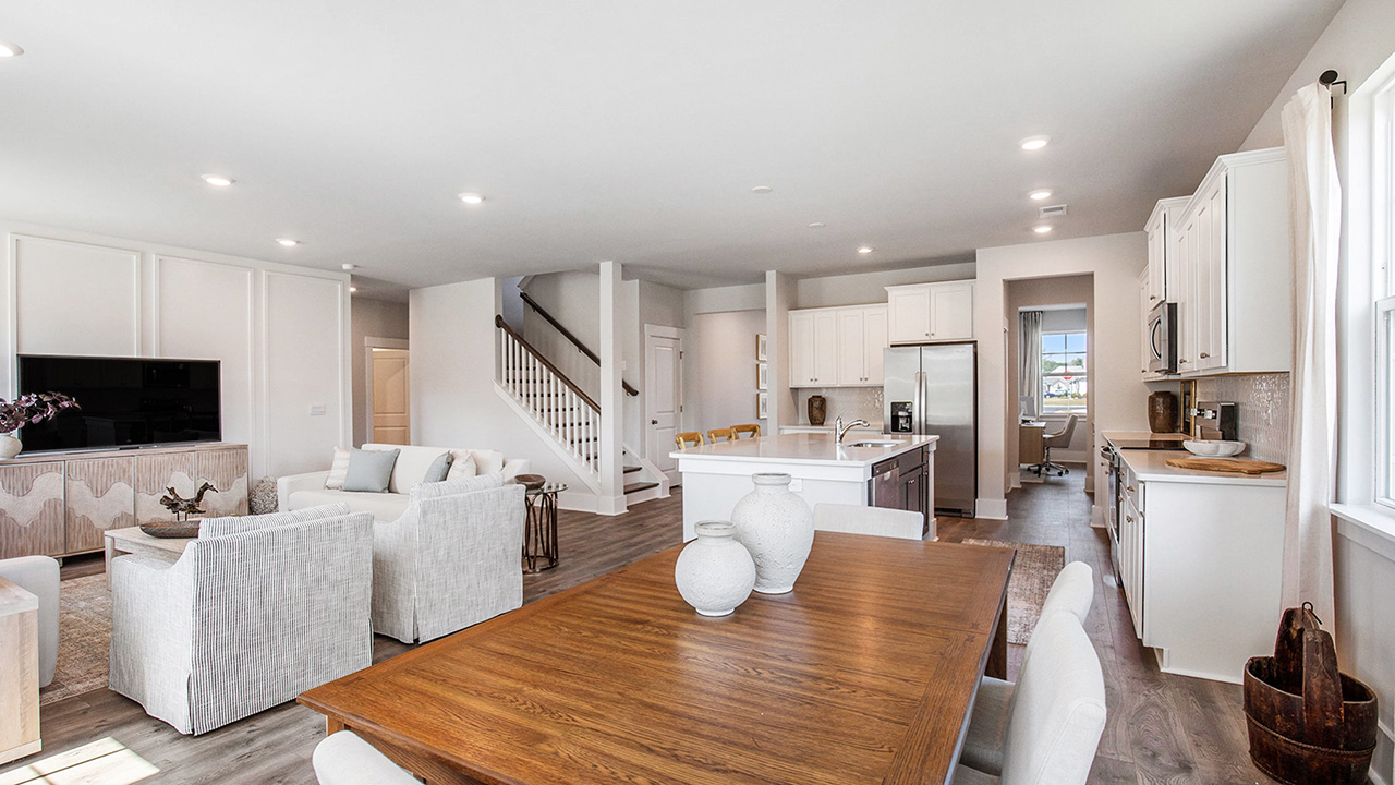 Harbor Oak dining area