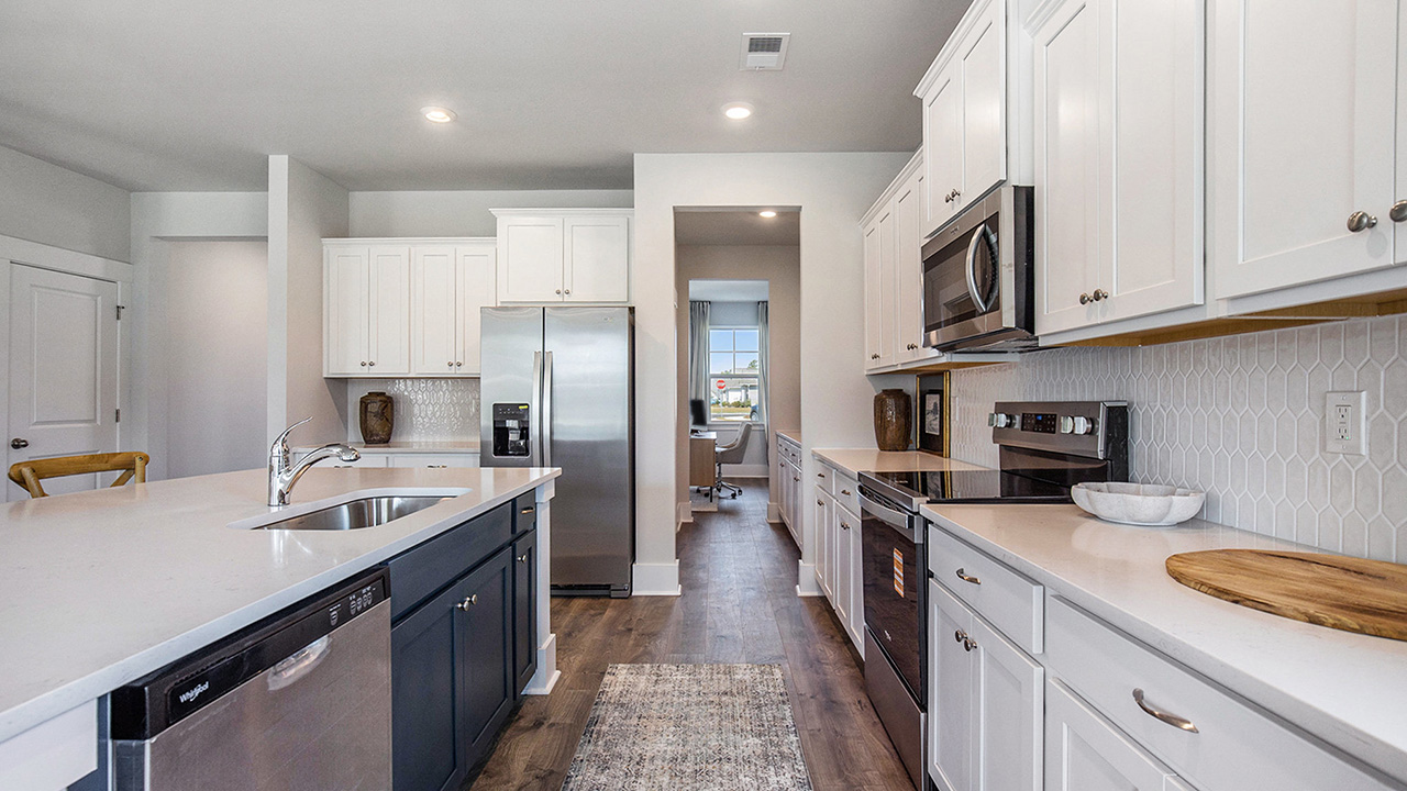 Habor Oak kitchen with stainless steel appliances
