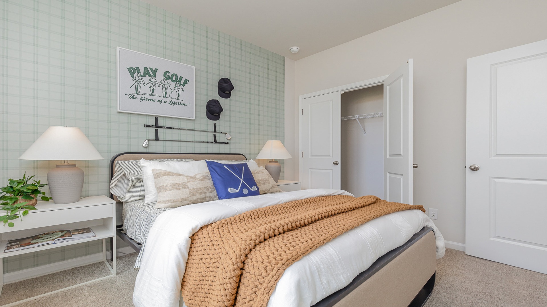 bedroom with carpet flooring