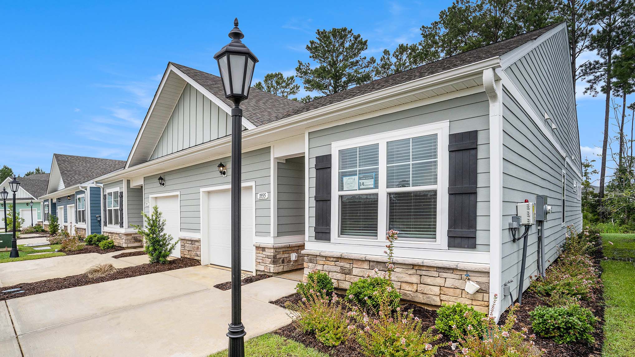 single story home with vinyl siding