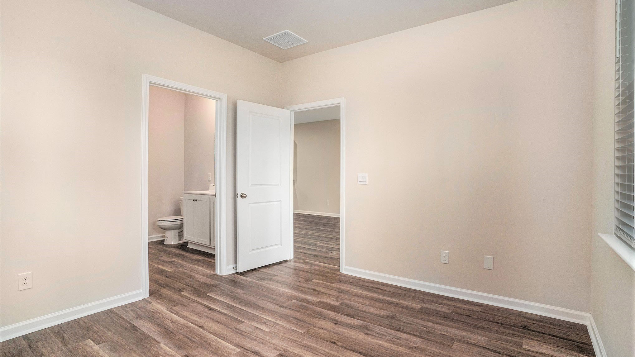 bedroom with ample l ighting