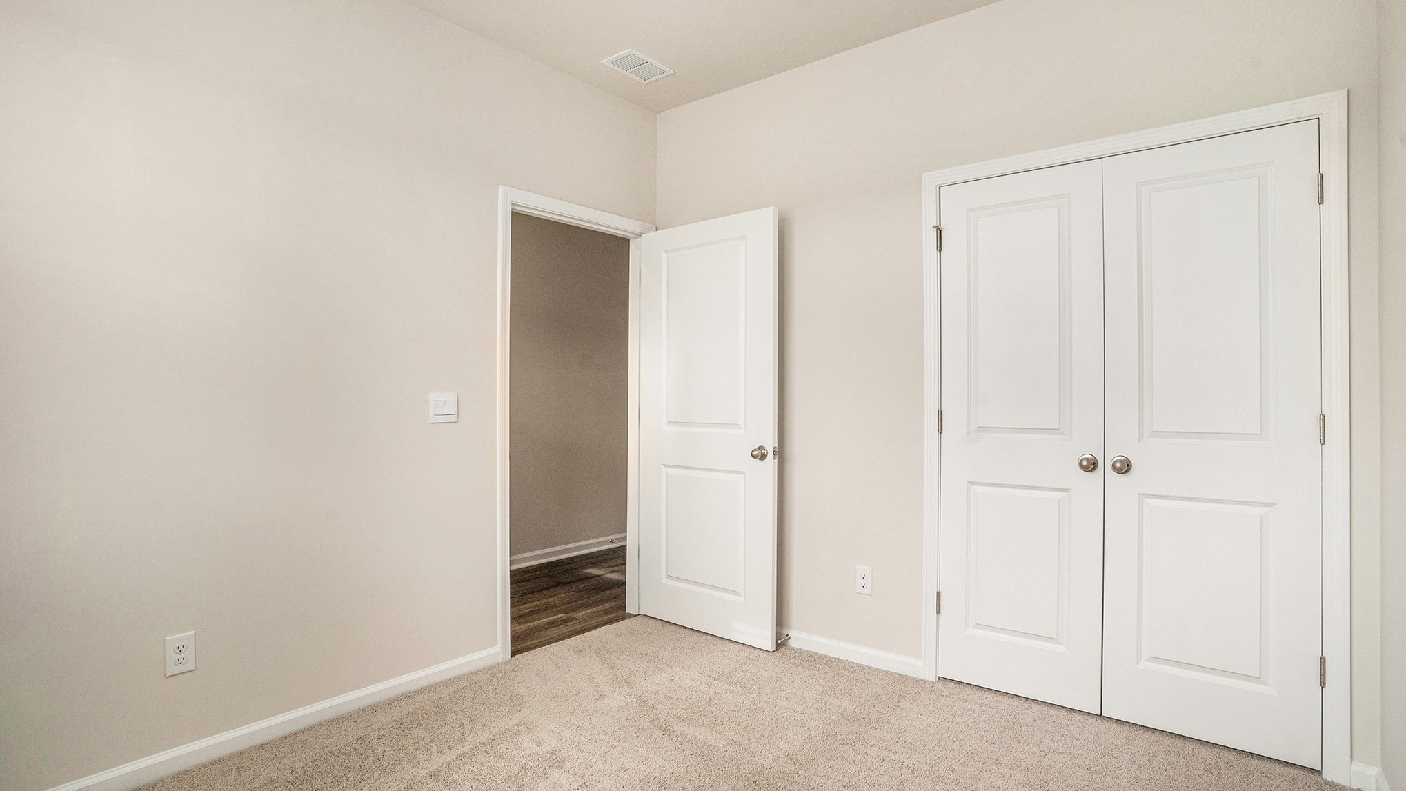 bedroom with carpet flooring