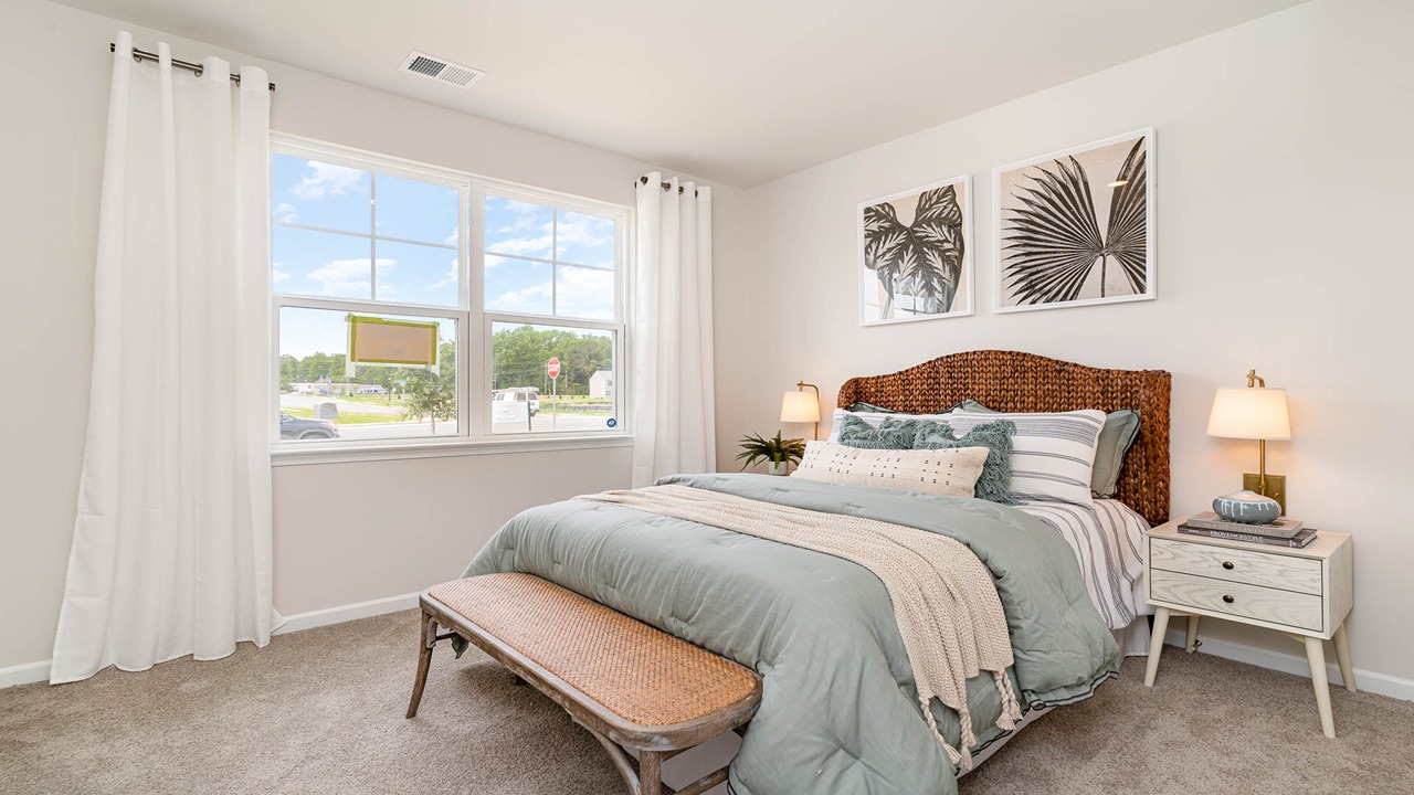 bedroom with carpet flooring