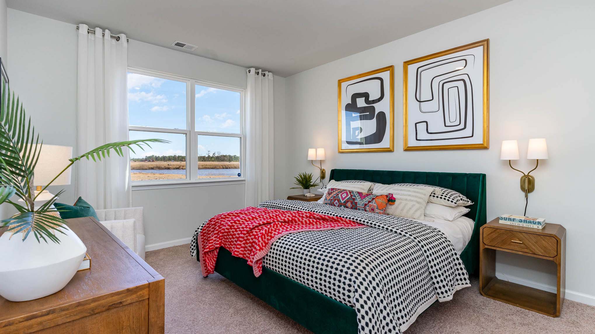 bedroom with carpet flooring