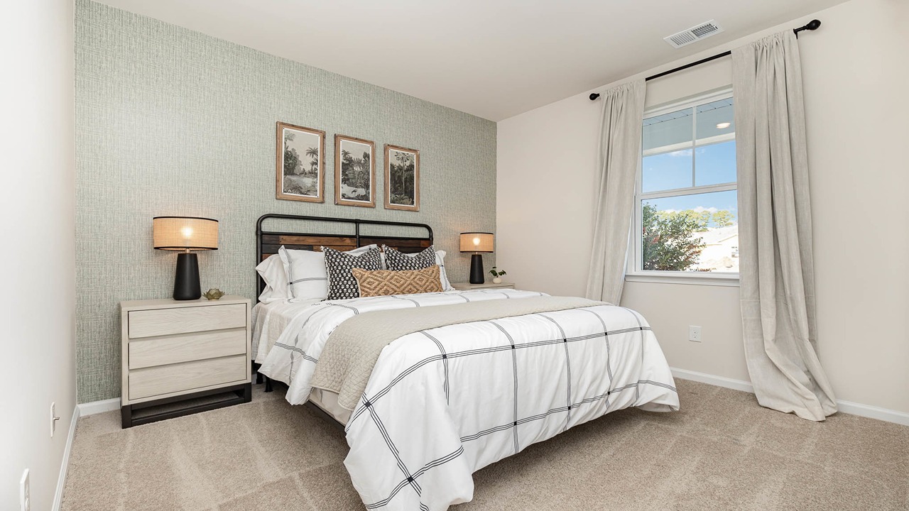 bedroom with carpet flooring